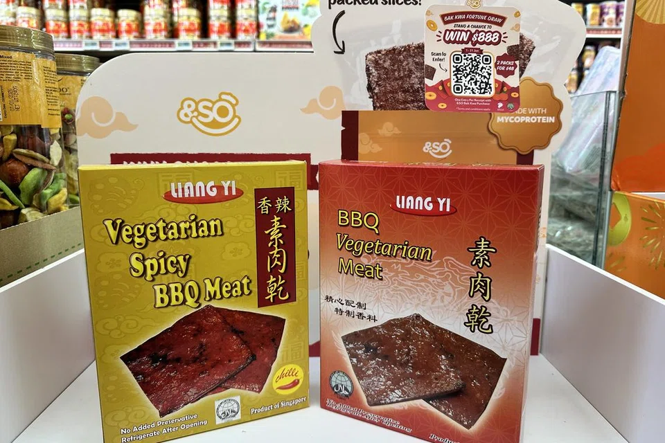 Dendeng berasaskan tumbuhan ditawarkan di pasar raya FairPrice sempena musim perayaan Tahun Baru Cina.