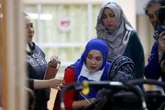 BAPA DI ICU: Pelakon Emma Maembong bersama ahli keluarga berkumpul di Hospital Kuala Lumpur selepas bapanya disamun dan kini dirawat di Unit Jagaan Rapi (ICU). - Foto NSTP