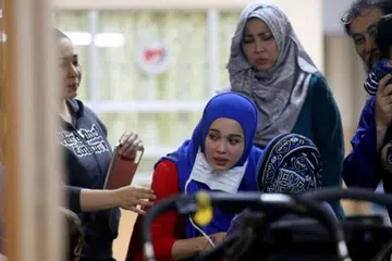 BAPA DI ICU: Pelakon Emma Maembong bersama ahli keluarga berkumpul di Hospital Kuala Lumpur selepas bapanya disamun dan kini dirawat di Unit Jagaan Rapi (ICU). - Foto NSTP