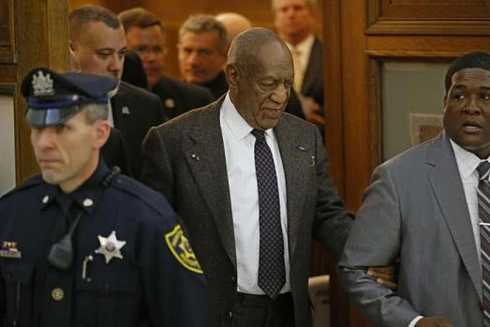 AMBIL TINDAKAN: Cosby (tengah) mendakwa Cik Constand melanggar perjanjian yang dicapai dalam penyelesaian saman sivil terdahulu berkaitan serangan seksual pelawak itu ke atasnya. - Foto REUTERS
