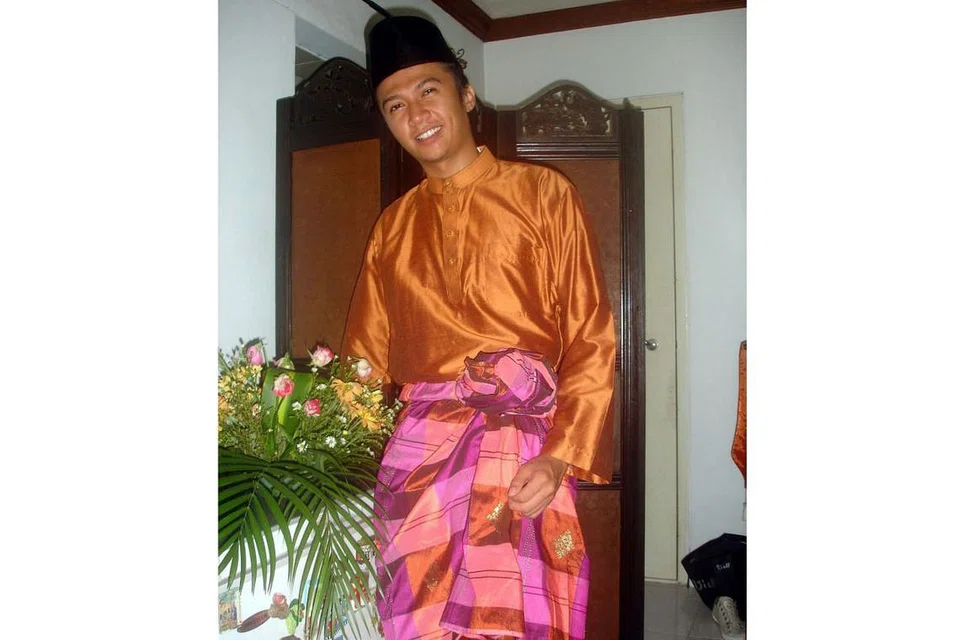 'BUTANG BAJU AKU MANA PAH?': Baju kurung lelaki cekak musang yang berbutang kekal menjadi pilihan kaum Adam hari ini.