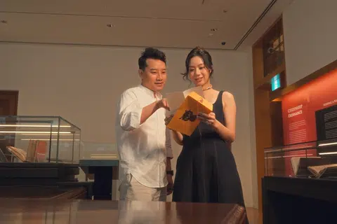 Pengembaraan penuh misteri, ‘Framed: A Murder Mystery’, anjuran Galeri Nasional Singapura, membawa peserta menelusuri bangunan sekitar City Hall dan Mahkamah Agung, di mana sebanyak 12 petunjuk menarik sedang menanti untuk ditemui. 