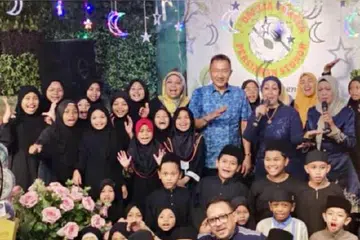 Zaiton bersama rakan artis pada majlis berbuka puasa dan penyampaian sumbangan kepada anak-anak yatim dari Rumah Amal Asnaf Al-Barakh, Keramat, pada 18 Mac.