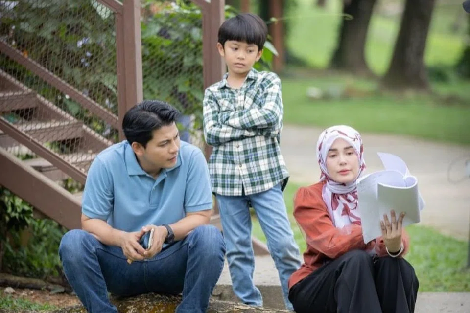 Izzue Islam (kiri) membawa watak sebagai Adam Firaz, pak cik yang ingin menuntut hak penjagaan anak saudaranya dalam drama, ‘Umar’. Drama itu turut dibintangi Mikael Noah (tengah) dan Uqasha Senrose.