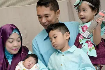 ASUH ANAK: Cabaran mengasuh anak dalam suasana kos tinggi dan kesibukan ibu bapa merupakan ujian besar dalam dunia semasa. - Foto hiasan
