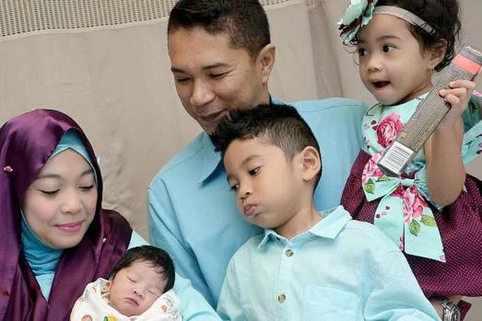 ASUH ANAK: Cabaran mengasuh anak dalam suasana kos tinggi dan kesibukan ibu bapa merupakan ujian besar dalam dunia semasa. - Foto hiasan