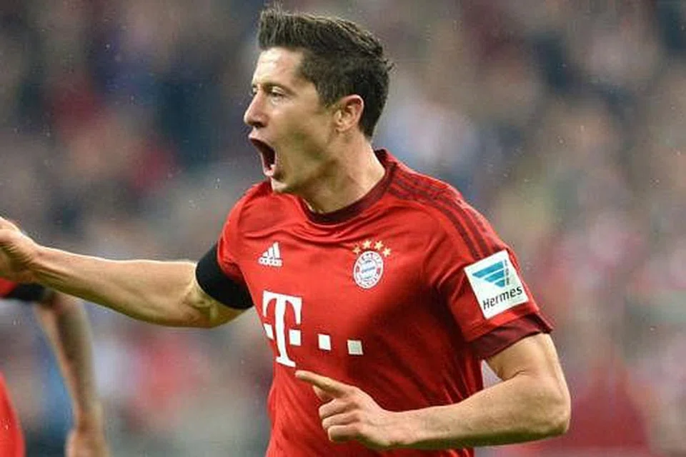 REKOD BARU: Penyerang Bayern Munich, Robert Lewandowski, meraikan jaringan ketiga beliau ke atas Wolfsburg, baru-baru ini. - Foto AFP