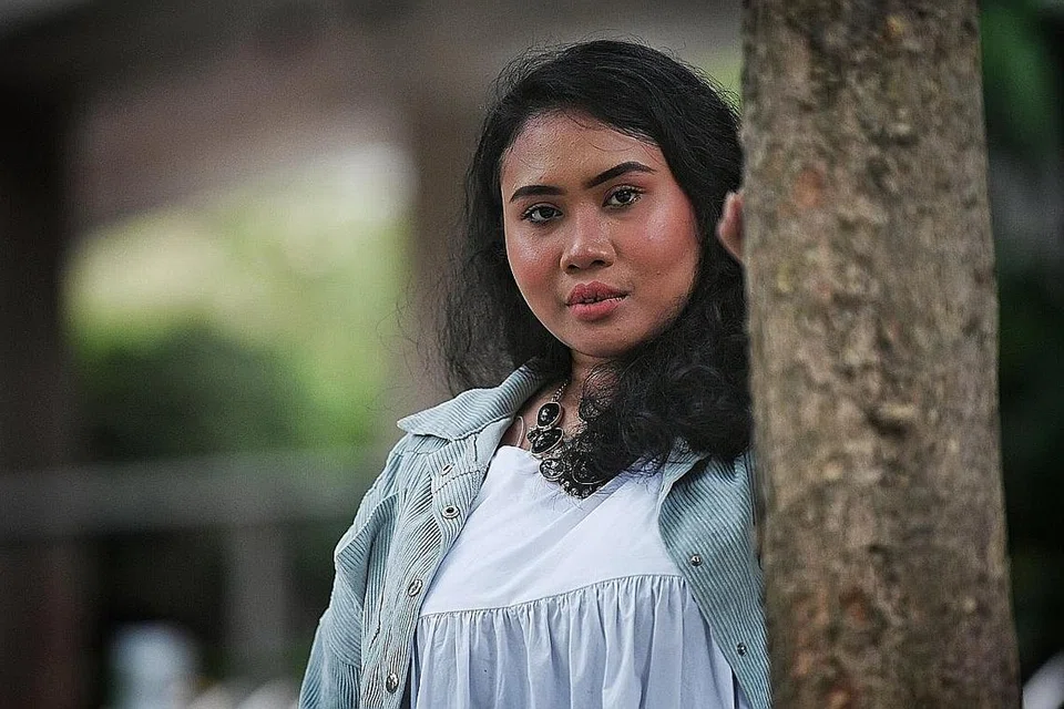 PELUANG EKSPERIMEN DENGAN WARNA SUARA: Mai Dhaniyah melihat pengalaman menyanyi tanpa iringan alat muzik dalam kumpulan akapela The Vybes membantunya mencapai keharmonian suara dalam projek duet sulung bersama Izhar Hidayat. - Foto BH oleh KHALID BABA
