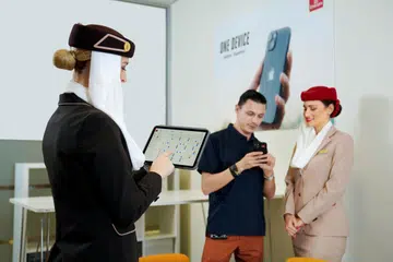TAMBAH BAIK: Emirates telah melabur AED 32 juta ($11.9 juta) sebagai sebahagian daripada daya usaha mereka sediakan kru kabin dengan peranti iPhone 13 dan iPad Air yang dilengkapi dengan aplikasi khas demi menambah baik perkhidmatan penumpang.