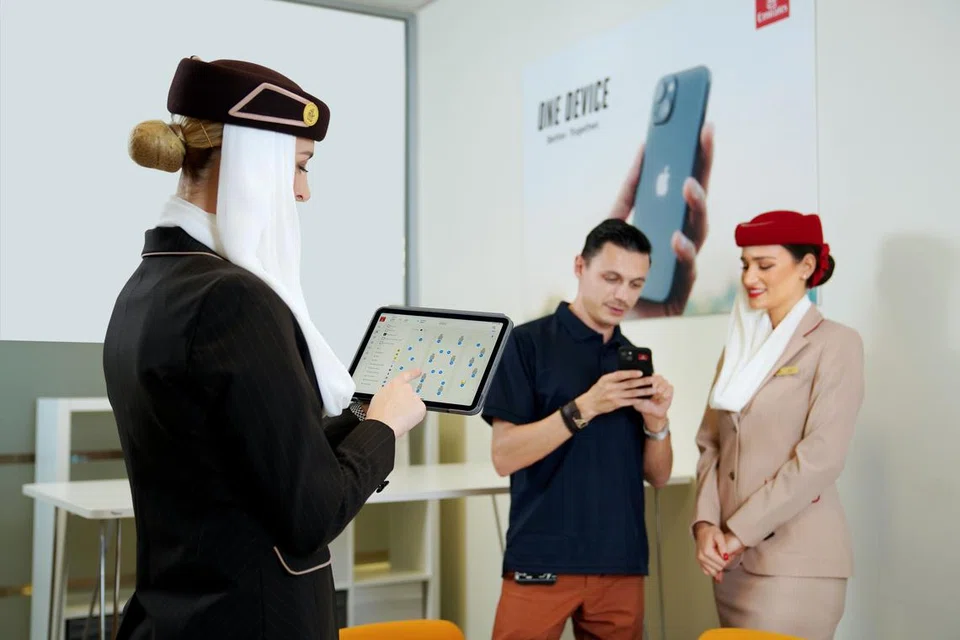 TAMBAH BAIK: Emirates telah melabur AED 32 juta ($11.9 juta) sebagai sebahagian daripada daya usaha mereka sediakan kru kabin dengan peranti iPhone 13 dan iPad Air yang dilengkapi dengan aplikasi khas demi menambah baik perkhidmatan penumpang.