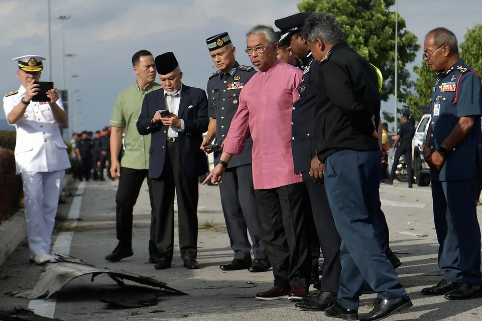 LAWAT TAPAK NAHAS: Yang di-Pertuan Agong Sultan Abdullah Riayatuddin Al-Mustafa Billah Shah (tengah)  meninjau keadaan di lokasi kejadian pesawat terhempas di Elmina, Shah Alam, pada Khamis.