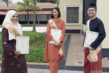 'TEMAN WARISAN': (Dari kiri) Cik Anis, Cik Liyana dan Encik Muhammad Hafiz merupakan 'Teman Warisan' yang dilantik oleh MHF baru-baru ini. - Foto BH oleh KHALID BABA