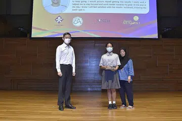 MENCAPAI KECEMERLANGAN: Amira Akhtar (tengah), yang kini menuntut di Maktab Rendah Kebangsaan di bawah Program Bersepadu (IP) telah meraih anugerah Pelajar Keseluruhan Terbaik (Kategori PSLE). - Foto SELF-HELP GROUPS SINGAPORE