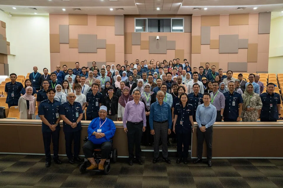 KERJASAMA RAIH PENCAPAIAN: Menteri Bertanggungjawab bagi Ehwal Masyarakat Islam, Encik Masagos Zulkifli Masagos Mohamad (barisan depan tiga dari kanan) bersama , Menteri Negara (Ehwal Dalam Negeri merangkap Pembangunan Negara), Profesor Madya Dr Muhammad Faishal Ibrahim (empat dari kanan) bersama hadirin di Forum Rangkaian Pemulihan MMO di ibu pejabat Perkhidmatan Penjara Singapura pada Selasa.