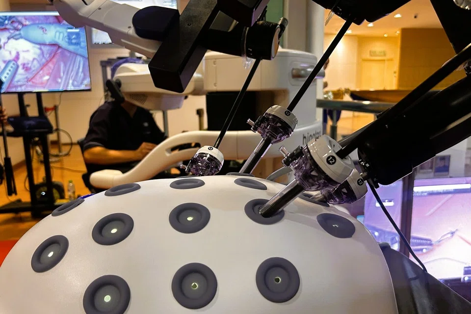 Pakar bedah menjalankan pembedahan melalui kaedah lubang kunci yang dibantu dengan lengan robot dan kamera tiga dimensi berdefinisi tinggi yang dikawal dari konsol.