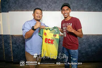 TERUJA: Shakir Hamzah (kanan) sah menjadi pemain Kedah selepas menandatangani kontrak selama semusim kelmarin. Di samping beliau ialah Naib Presiden Kedah FA, Encik Anas Hafiz Mustafa. - Foto fail