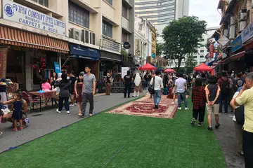 SUASANA SANTAI: Hambal dan permaidani dibentangkan di jalan raya di Arab Street untuk orang ramai bersantai sambil menikmati pelbagai persembahan di jalanan. - Foto BH oleh HANIM MOHD SALEH 