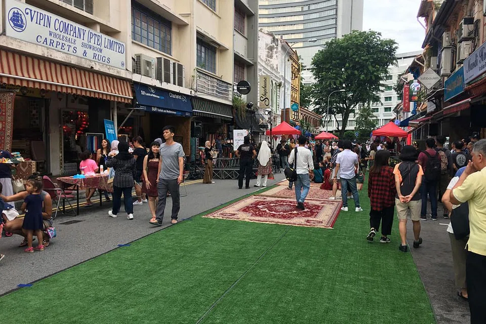 SUASANA SANTAI: Hambal dan permaidani dibentangkan di jalan raya di Arab Street untuk orang ramai bersantai sambil menikmati pelbagai persembahan di jalanan. - Foto BH oleh HANIM MOHD SALEH 