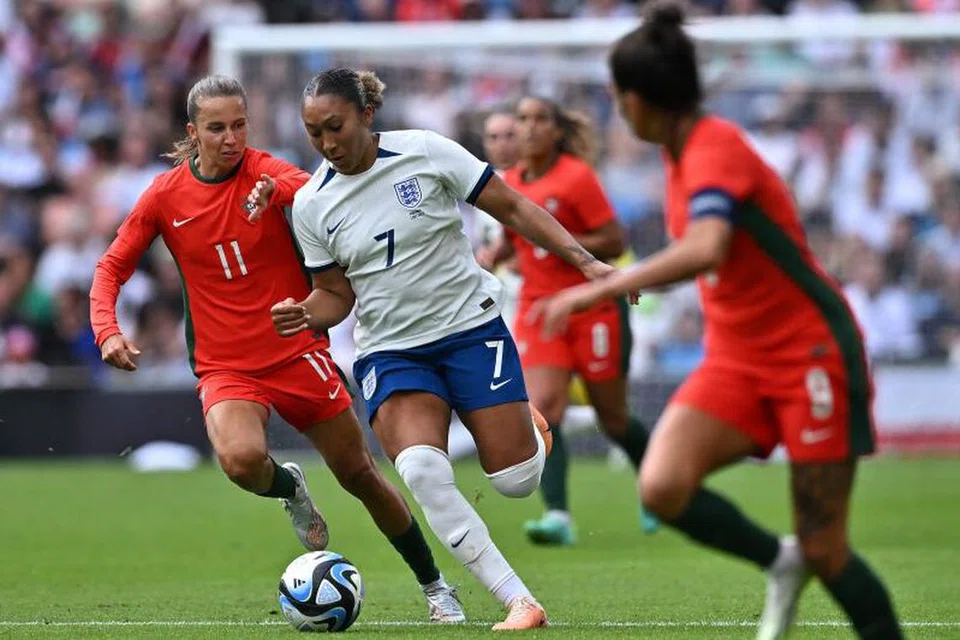 TANAM AZAM: Pemain antarabangsa England, Lauren James (jersi putih), mahu mengukir nama sendiri dan bukan hanya dikenali sebagai ‘adik Reece James’. Beliau akan bertanding dalam Piala Dunia Wanita 2023 bermula 20 Julai.