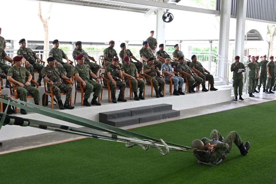 Panglima Tentera Darat Angkatan Tentera Malaysia (ATM), Jeneral Tan Sri Datuk Muhammad Hafizuddeain Jantan (barisan pertama, empat dari kiri), memerhatikan latihan payung terjun di Kemudahan Latihan Tentera Udara.