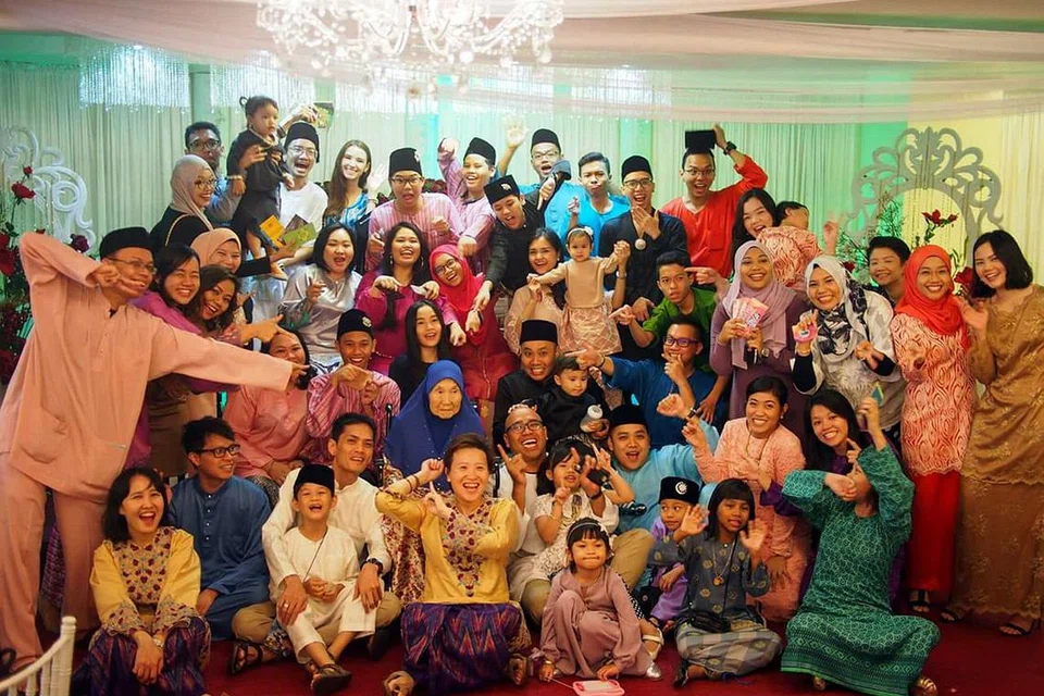 BERKUMPUL DI RESTORAN: Seluruh keluarga besar Hajah Salmah Abdul Hamid (bertudung biru di tengah) bergambar bersama kesemua cucu dan cicitnya di restoran D Pelangi. - Foto WANI AHMAD