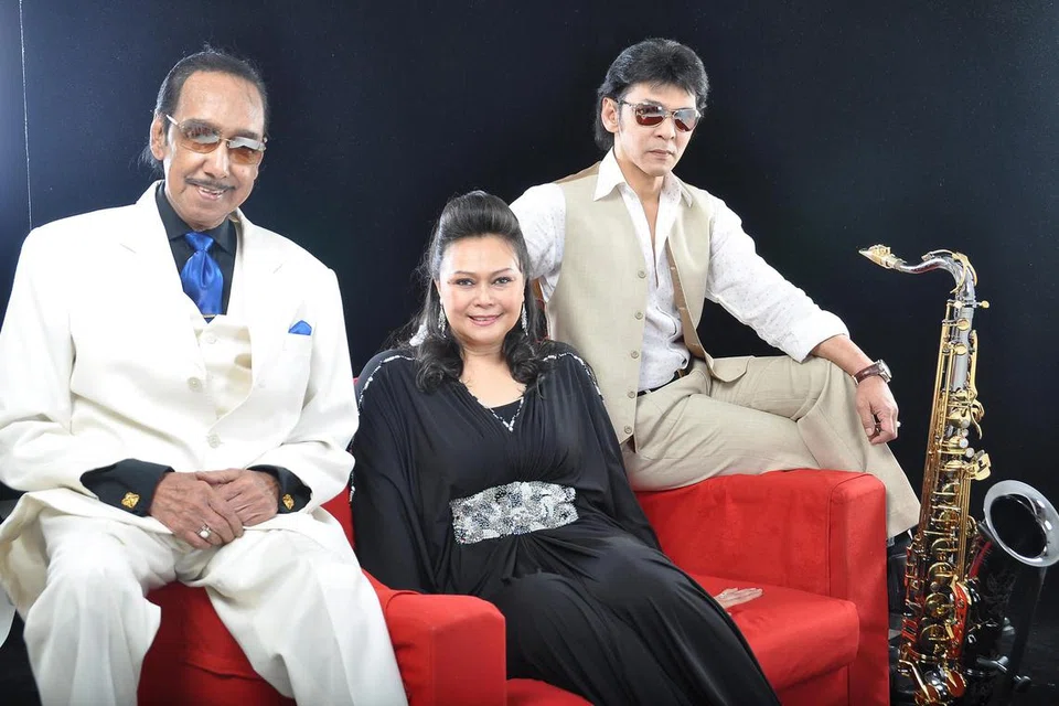 KENANGAN LAMA: Ahmad Nawab (kiri) bersama bintang-bintang yang dipupuk bakatnya, Khadijah Ibrahim (tengah) dan Jamal Abdillah. 