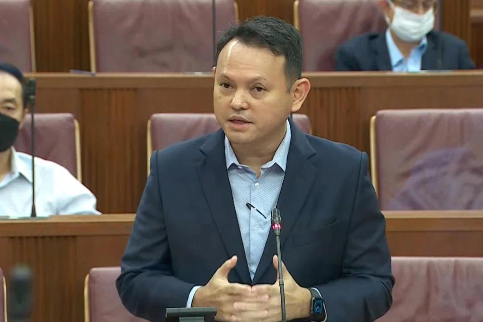 Menteri Negara Kanan (Pertahanan merangkap Tenaga Manusia), Encik Zaqy Mohamad.