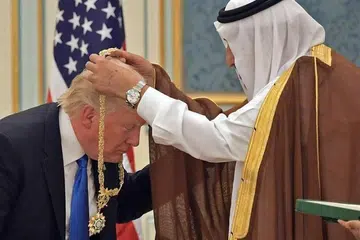 Putera Mahkota Arab Saudi Mohammed bin Salman (MBS) (kanan) dari Arab Saudi menyematkan Kalung Abdulaziz Al Saud – anugerah kehormat tertinggi kerajaan itu – kepada Presiden Amerika Syarikat, Encik Donald Trump, semasa upacara di Istana Diraja Riyadh pada 20 Mei 2017, sebagai simbol penghargaan terhadap usaha memperkukuh hubungan keselamatan dan ekonomi antara kedua-dua negara.