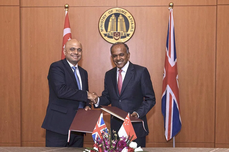 JALIN KERJASAMA: Encik Shanmugam (kanan) menandatangani MOU kerjasama dengan Setiausaha Pejabat Ehwal Dalam Negeri Britain, Encik Sajid Javid, di MHA semalam. - Foto MHA