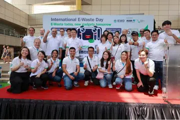 KENDALI SISA DENGAN LEBIH BAIK: Menteri Negara Kanan (Kemampanan dan Sekitaran merangkap Pengangkutan), Dr Amy Khor, bersama kakitangan dari ALBA dan NEA di acara E-sisa Antarabangsa yang diadakan di Hab Toa Payoh pada 14 Oktober. 