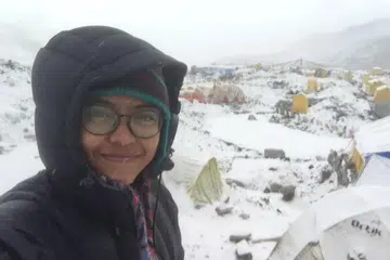 SEBELUM MENDAKI: Cik Nur Yusrina Ya’akob bergambar di kem bawah sebelum mula mendaki Gunung Everest