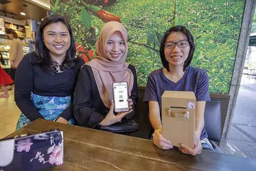PUPUK AMALAN KITAR SEMULA: Walau pertama kali bertemu semasa 'hackathon' (dari kiri) Cik Noreen Ishak, Cik Farah Diana Afandi dan Cik Tey Siew Wen kongsi matlamat menggalak amalan kitar semula menerusi idea aplikasi, Mrecycle, yang mendapat tempat kedua. - Foto BH oleh IQBAL FAIZAL