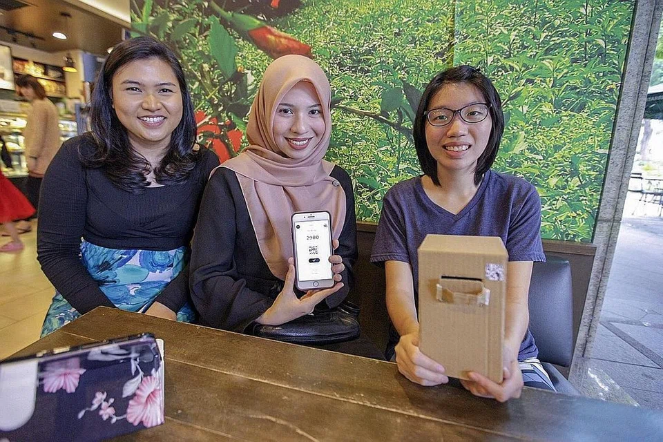 PUPUK AMALAN KITAR SEMULA: Walau pertama kali bertemu semasa 'hackathon' (dari kiri) Cik Noreen Ishak, Cik Farah Diana Afandi dan Cik Tey Siew Wen kongsi matlamat menggalak amalan kitar semula menerusi idea aplikasi, Mrecycle, yang mendapat tempat kedua. - Foto BH oleh IQBAL FAIZAL