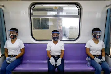 SIAP SEDIA: Para pelatih polis memakai alat pelindung diri mengekalkan jarak selamat di dalam kereta api semasa latihan simulasi sebagai persiapan menghadapi penyambungan semula operasi khidmat pengangkutan awam itu, di tengah-tengah penularan koronavirus, di Manila, Filipina, semalam. 