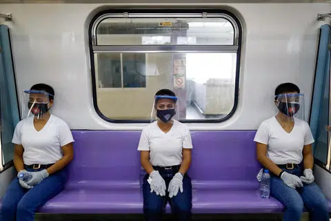SIAP SEDIA: Para pelatih polis memakai alat pelindung diri mengekalkan jarak selamat di dalam kereta api semasa latihan simulasi sebagai persiapan menghadapi penyambungan semula operasi khidmat pengangkutan awam itu, di tengah-tengah penularan koronavirus, di Manila, Filipina, semalam. 
