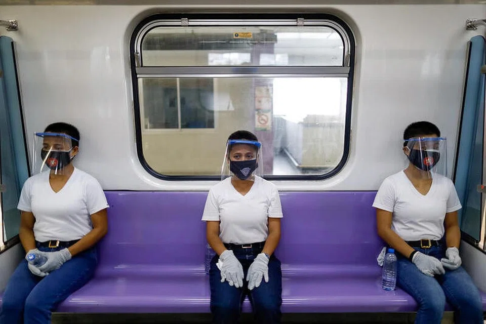 SIAP SEDIA: Para pelatih polis memakai alat pelindung diri mengekalkan jarak selamat di dalam kereta api semasa latihan simulasi sebagai persiapan menghadapi penyambungan semula operasi khidmat pengangkutan awam itu, di tengah-tengah penularan koronavirus, di Manila, Filipina, semalam. 