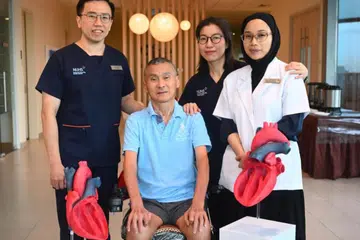 Encik Chua Ah Hai (dua dari kiri), peserta terbaru dalam ujian klinikal di Singapura, bersama (dari kiri) Profesor Lin Weiqin, Dr Kay Ng, dan penyelaras penyelidikan klinikal, Cik Nur Faezah Md Fadzillah.