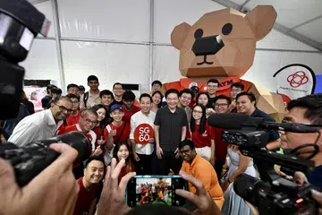 Perdana Menteri, Encik Lawrence Wong, bergambar dengan belia semasa pelancaran Piagam Belia Persatuan Rakyat (PA) di acara ‘Future of Youth’ (Masa Depan Belia) di Ngee Ann City Civic Plaza pada 1 Mac. 