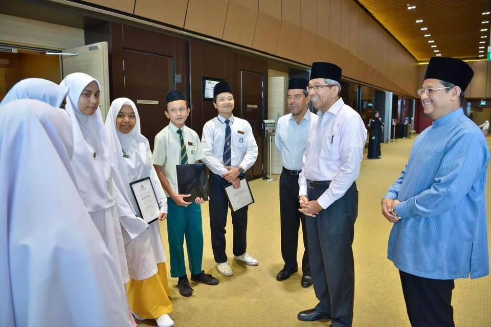 Mantan Menteri Bertanggungjawab bagi Ehwal Masyarakat Islam, Dr Yaacob Ibrahim (dua dari kanan) berinteraksi dengan para pelajar di Majlis Anugerah Pelajar Madrasah 2017.
