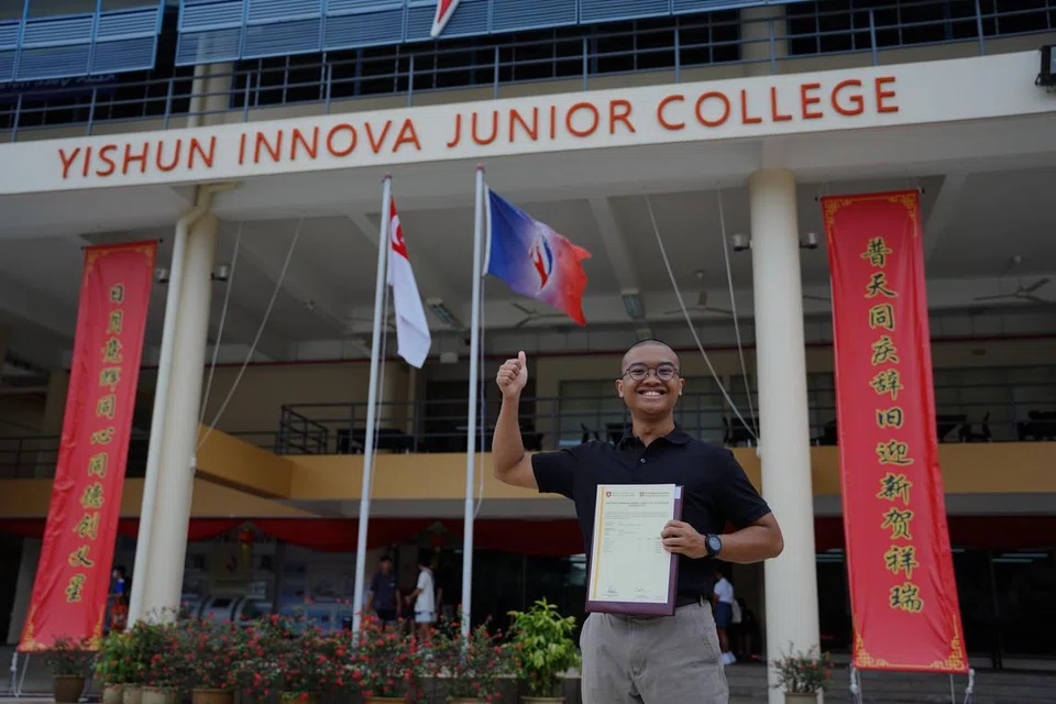 Encik Muhammad Yaqqin Mohd Yasin, pelajar Maktab Rendah Yishun Innova (YIJC), meraih markah 86.25 dan merancang menceburi bidang perubatan di universiti. 