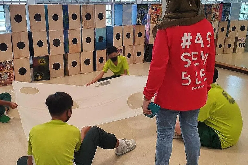 DEKATI BELIA: Meskipun tujuan utama adalah untuk membimbing belia, beberapa aktiviti turut dilaksanakan oleh para mentor Majulah Community misalnya yang merupakan satu projek untuk membangunkan kerja secara berpasukan. - Foto MAJULAH COMMUNITY