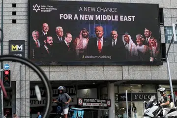 Paparan iklan Gabungan bagi Keselamatan Serantau yang menggesa peluasan Perjanjian Abraham di Ramat Gan, Israel. Ketika Washington berusaha perluaskan penyertaan negara Arab dalam perjanjian itu, Arab Saudi kekal berpendirian sebarang hubungan diplomatik dengan Israel hanya akan dipertimbang jika wujud laluan jelas, berkekalan dan boleh dipercayai ke arah penubuhan sebuah negara Palestin.