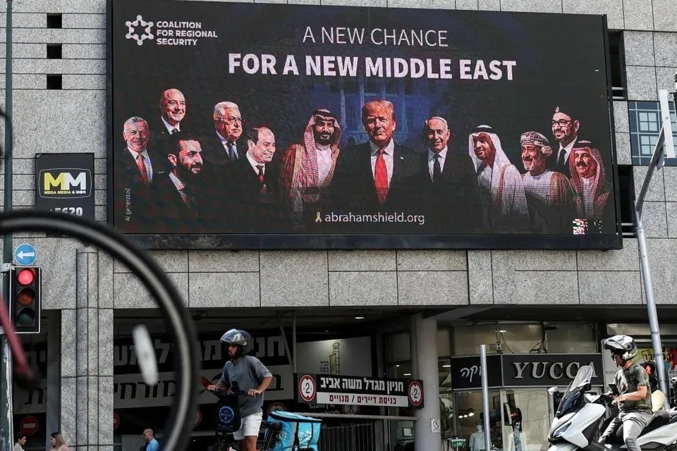 Paparan iklan Gabungan bagi Keselamatan Serantau yang menggesa peluasan Perjanjian Abraham di Ramat Gan, Israel. Ketika Washington berusaha perluaskan penyertaan negara Arab dalam perjanjian itu, Arab Saudi kekal berpendirian sebarang hubungan diplomatik dengan Israel hanya akan dipertimbang jika wujud laluan jelas, berkekalan dan boleh dipercayai ke arah penubuhan sebuah negara Palestin.