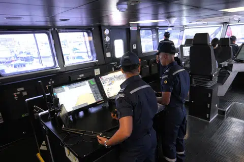 Pos kawalan bersepadu dapat mengumpul maklumat daripada kamera kapal, pengesan, dan log operasi untuk menyelaras tindak balas kecemasan.