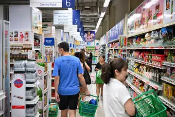 Penguasa Kewangan Singapura (MAS) dan Kementerian Perdagangan dan Perusahaan (MTI) berkata inflasi teras dan keseluruhan di Singapura turun dengan ketara pada Oktober, mengatasi jangkaan penganalisis selepas kekal tinggi dua bulan berturut-turut.