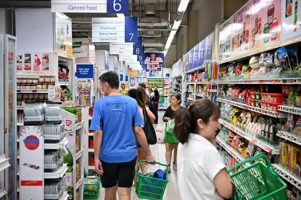 Penguasa Kewangan Singapura (MAS) dan Kementerian Perdagangan dan Perusahaan (MTI) berkata inflasi teras dan keseluruhan di Singapura turun dengan ketara pada Oktober, mengatasi jangkaan penganalisis selepas kekal tinggi dua bulan berturut-turut.