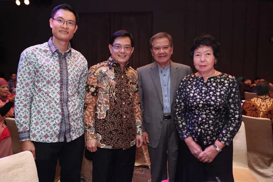 BERSAMA PEMIMPIN: Ketua Eksekutif Muis, Encik Esa Masood (kiri) dan Encik Abdullah Tarmugi (dua dari kanan) dan isterinya, Cik Shirley Chee, bergambar dengan Encik Heng Swee Keat. - Foto FACEBOOK DPM HENG SWEE KEAT