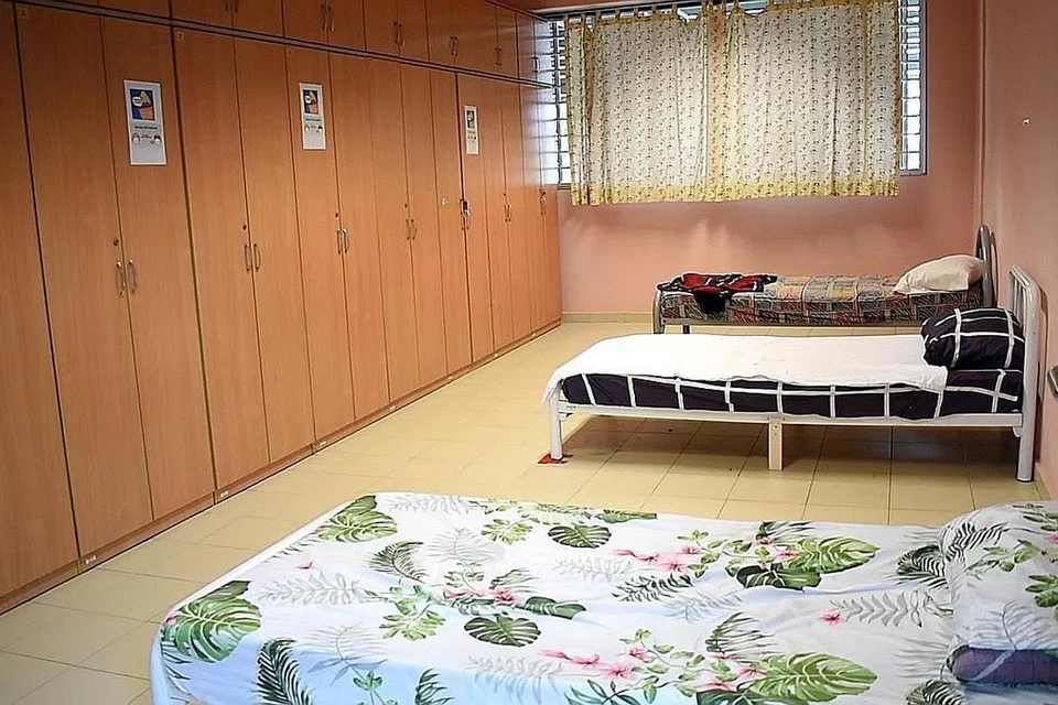 SOKONGAN BUAT MANGSA: Keperluan asas klien di Casa Raudha disediakan, seperti tempat tidur (gambar atas) dan peralatan memasak dan mencuci pakaian. Klien juga boleh berkebun di kebun hidroponik sebagai sebahagian terapi mereka. - Foto CASA RAUDHA
