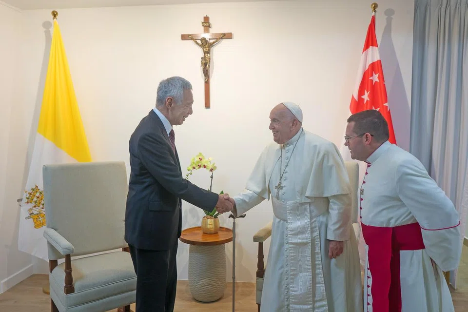 Menteri Kanan, Encik Lee Hsien Loong (kiri), bertemu ketua Vatican City, Paus (Pope) Francis, di Bangunan Parlimen pada 12 September sempena lawatan tiga hari Paus Francis ke Singapura.