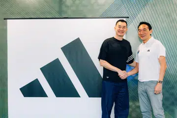 Pengurus Adidas Singapura, Chen Rui Yuan (kiri) dan Pengarah Eksekutif Lion City Sailors Bruce Liang, percaya bahawa kerjasama antara Adidas dengan pasukan Liga Perdana Singapura (SPL) akan bantu pertingkatkan lagi mutu bola sepak di Singapura. 